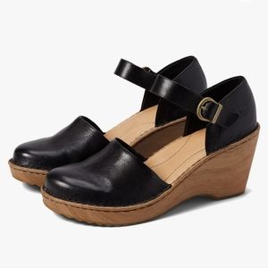 Born Nellie wedge, size 7